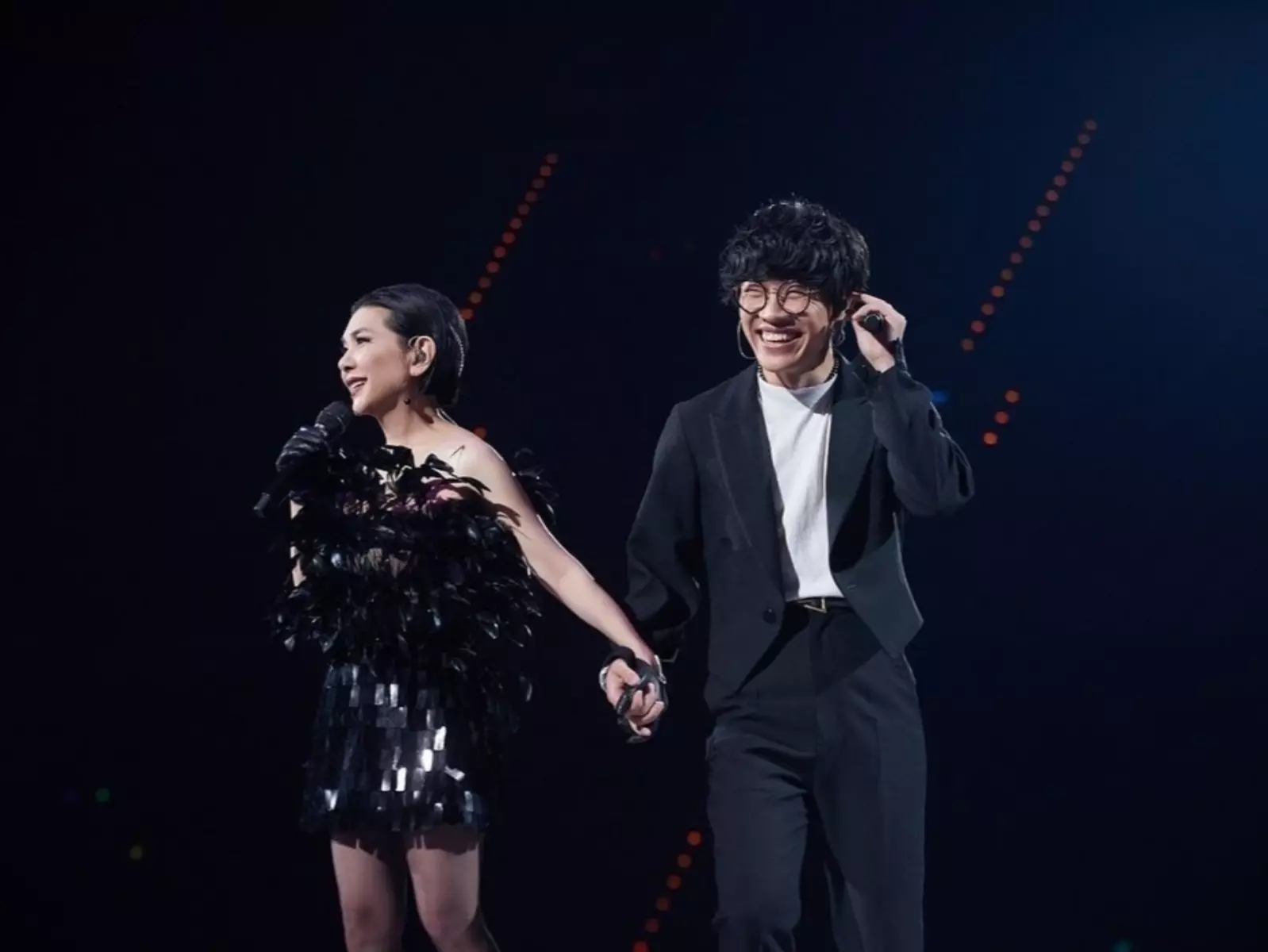 張清芳力邀盧廣仲擔任演唱會嘉賓，遭對方爆：「從小就在樹下和妳合唱！」