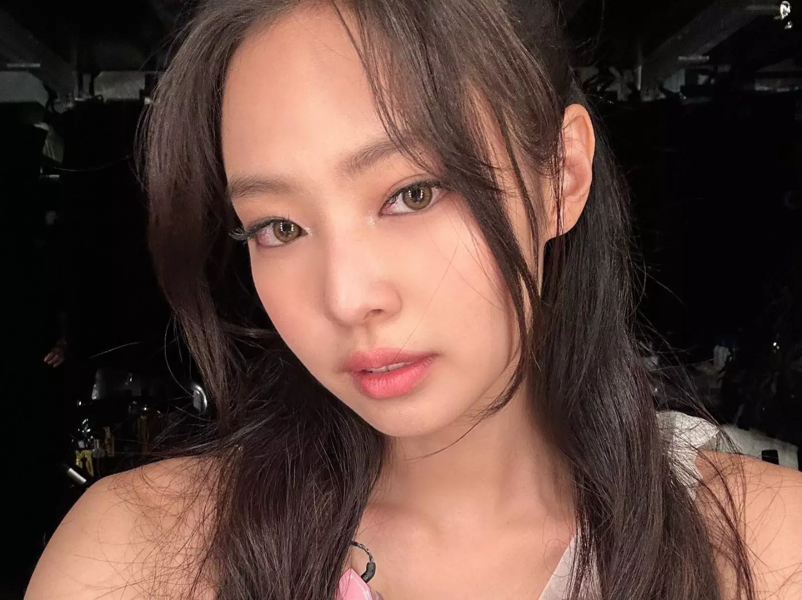 BLACKPINK Jennie 與 Zico 新曲〈SPOT!〉釋出！當老闆後首吐離開 YG 娛樂的原因！